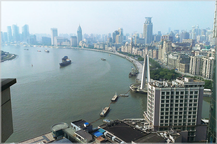 Die weite Schleife des Huangpu-Flusses in Shanghai