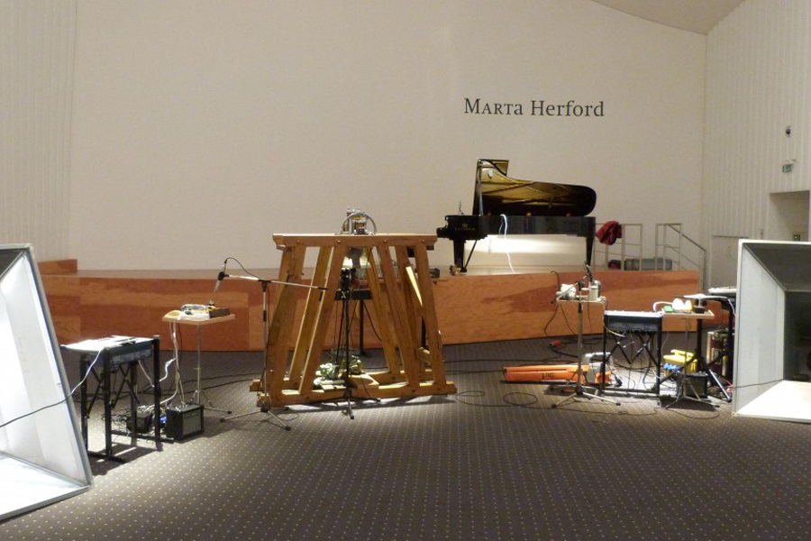 Aufbau der "Instrumente" des 1. Deutschen Stromorchesters im Marta Forum