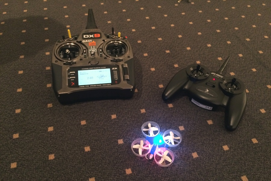 Equipment für das Lehrer Schülerfliegen: Fernbedienungen und eine Drohne