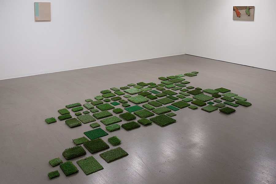 Abbildung von Vlatka Horvats Arbeit Always Greener in der Ausstellung Grün stört im Marta Herford